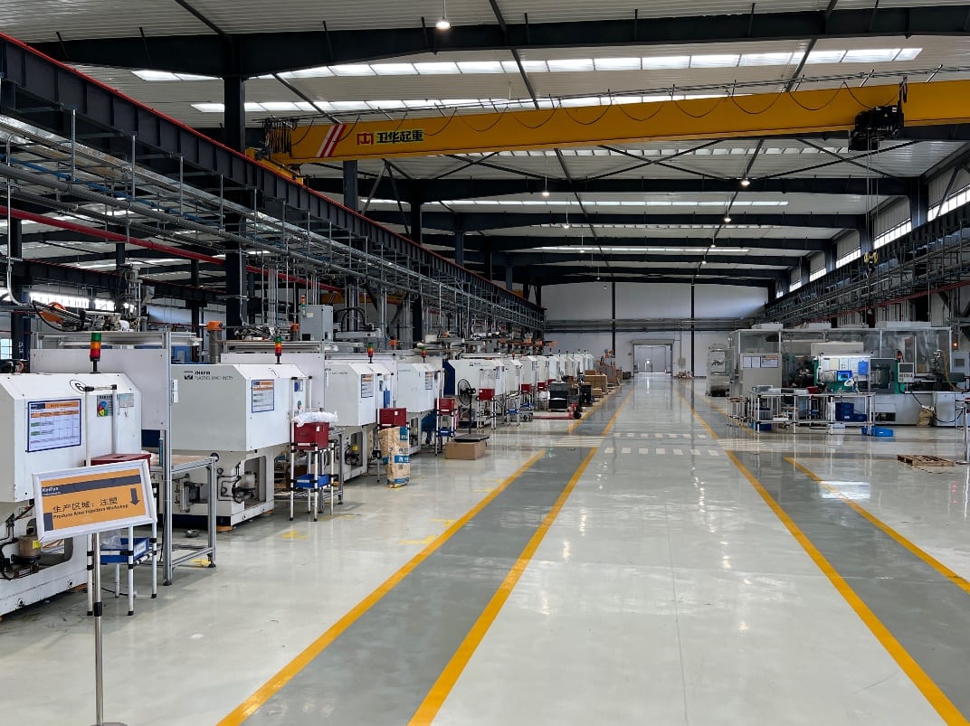 注塑车间 · Injection Molding